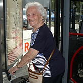 Lob an die Konstanzer Fahrgäste und Busfahrer: Meistens helfen andere den Senioren und Gehbehinderten, wenn sie aus dem Stadtbus aus- ...