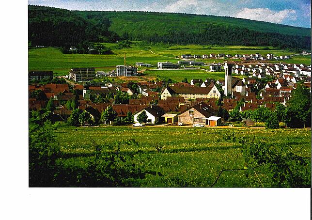 So sah es in den ersten Jahren der Eichbergschule aus. Das Hochhaus wird gerade gebaut, oberhalb der Schule steht im Gewann Steigäcker ...