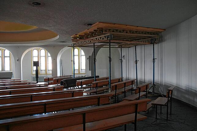 In der Unterkirche muss komplett die Elektrik erneuert werden. Dort steht auch das Gerüst, das die Decke abstützt.