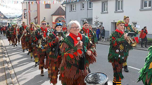 Bild 6: Seenarrentreffen in Dettingen: Auf dem Dorfplatz steht jetzt der Narrenbaum