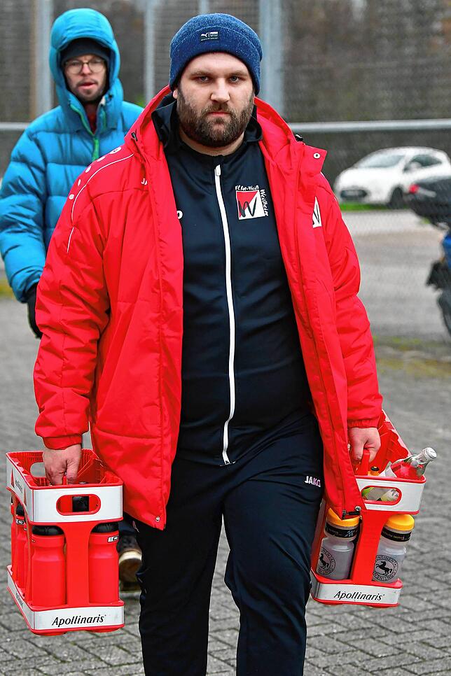 Mann für alle Fälle: Bezirksliga-Trainer Felix Müller vom FC Rot-Weiß Weilheim, trägt nicht nur die Getränke, wenn es sein muss, sondern ...