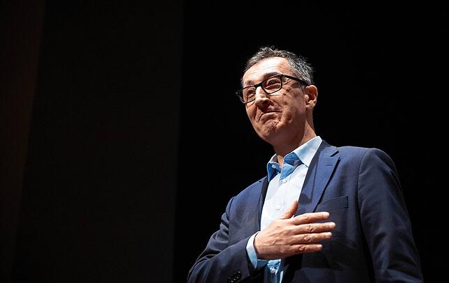 Cem Özdemir (Bündnis 90/Die Grünen) reagiert beim Landesparteitag der Grünen in Baden-Württemberg nach seiner Rede.