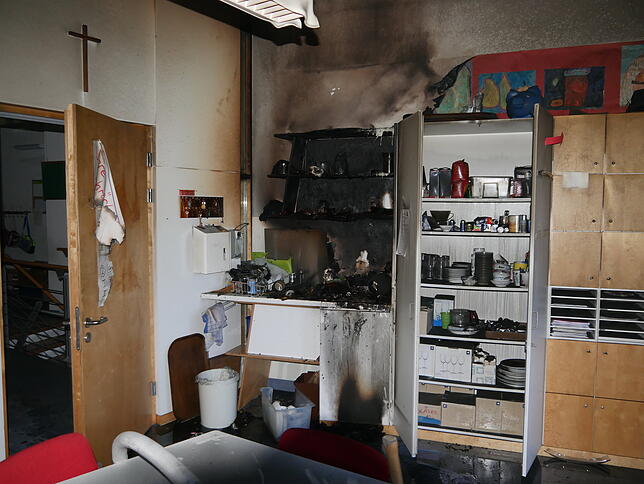 In diesem Zustand fand die Feuerwehr am Freitagabend das Lehrerzimmer in der Teuringer-Tal-Schule vor. Weil es komplett saniert werden ...