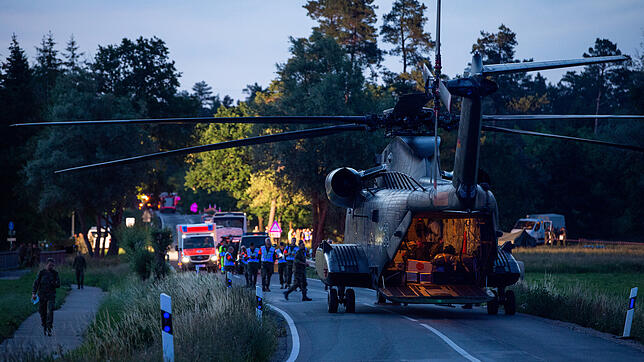 In der Nähe einer der Absturzstellen steht ein Sikorsky CH-53 Transporthubschrauber vom General Flugsicherheit vom Luftfahrtamt der ...