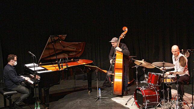 Das Yves Theiler Trio überzeugt beim Jazzclub in der Gems (v.l.): Yves Theiler, Luca Sisera und Lukas Mantel.