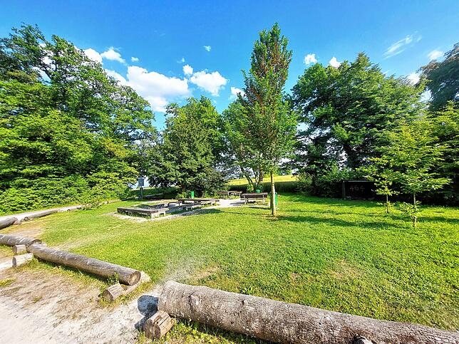 Der Grillplatz am Purren oberhalb von Litzelstetten. Wenige Meter weiter eröffnet sich ein toller Ausblick über den See bis hin zu den ...
