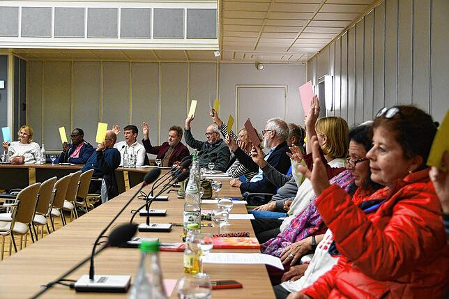 Hoch die Stimmkarten: Etwa 40 Personen waren bei der Mitgliederversammlung im Ratssaal des Singener Rathauses dabei.