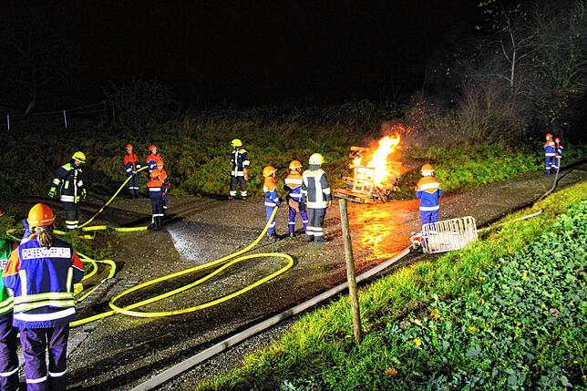 Das nächtliche Feuerlöschen gehört zu den Höhepunkten der 24-Stunden-Übung.