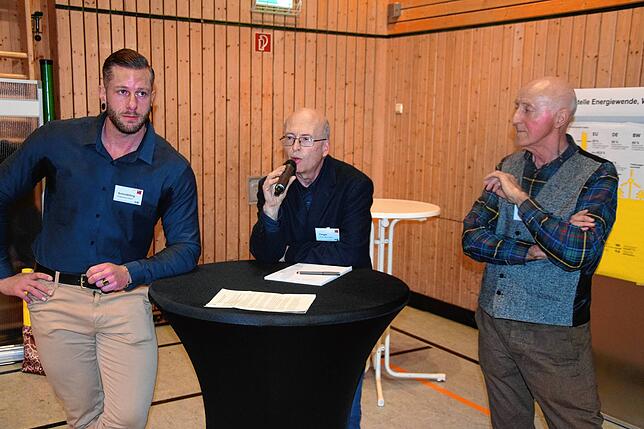 Unmut rief manche These der Bürgerinitiative Ödland gegen Windkraft in Herrischried im Publikum hervor. Hier deren Vertreter (v.l.) ...
