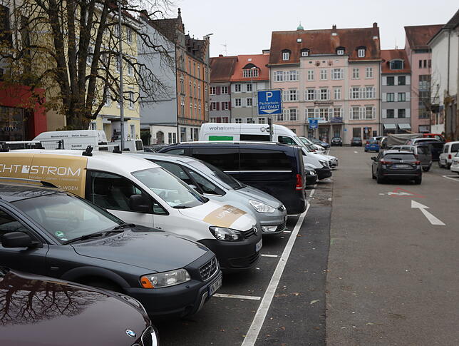 Der Stephansplatz als Parkplatz – das finden viele Bürger verschwendet. Die Stadtverwaltung will nun gemeinsam mit Bürgern ...