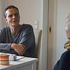 Christian Hirschfeld ist Cannabis-Berater. Hier spricht er mit der Frührentnerin Monika P., die durch Cannabis auf Rezept ihre ...