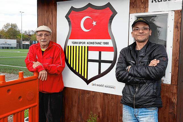 Ali Mehmet Kocer und sein Sohn Cem vor dem Kassenhäuschen des Türkischen SV Konstanz.