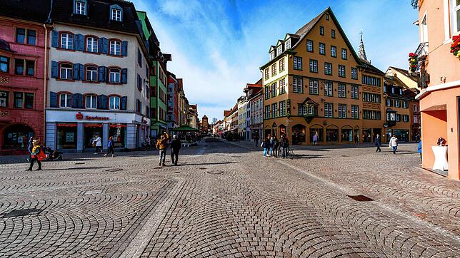 Dort, wo sich die vier großen Innenstadtstraßen Villingens in der Stadtmitte kreuzen, befindet sich der &bdquo;Latschariplatz&ldquo;. ...