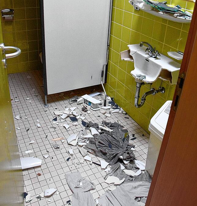 In den Toiletten sind Waschbecken zerschlagen, überall liegen Scherben.