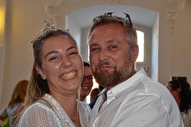 Enkelin Elin Sophie mit ihrem Vater Markus Arnold am Tag ihrer Krönung zur Bodenseeweinprinzessin im September 2022.