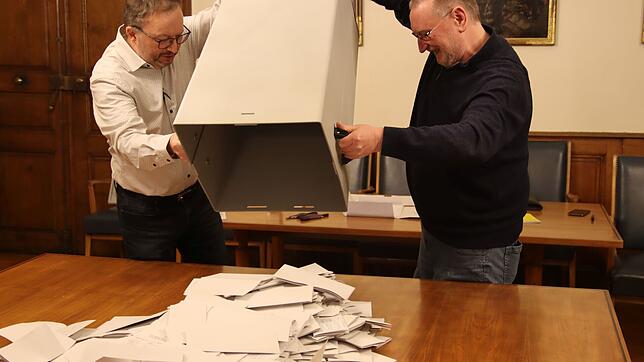Exakt um 18 Uhr wurde das Wahllokal im Rathaus Pfullendorf geschlossen und die Wahlhelfer Rainer Hummel (links) und Rudi Restle (rechts) ...