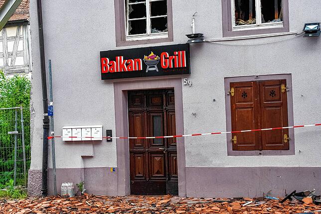 Die Gaststätte Balkan-Grill ist abgesperrt, niemand kann die Häuser aktuell betreten.