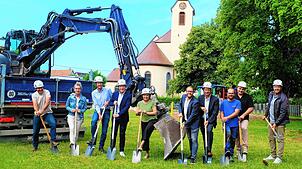 Mit dem Spatenstich beginnt ein neues Kapitel für die Ostbaarschule im Stadtteil Oberbaldingen. Von links: Jürgen Wenzler, Petra ...