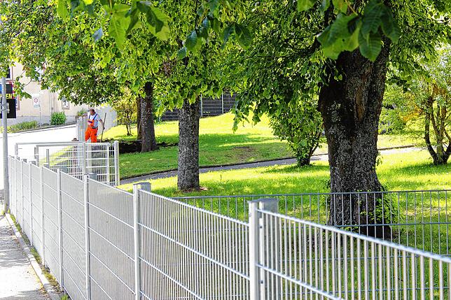 Eine neue Zaunanlage am Kindergarten in Worndorf entlang der Buchheimer Straße hat die Gemeinde zur Sicherheit für die Kinder errichtet.