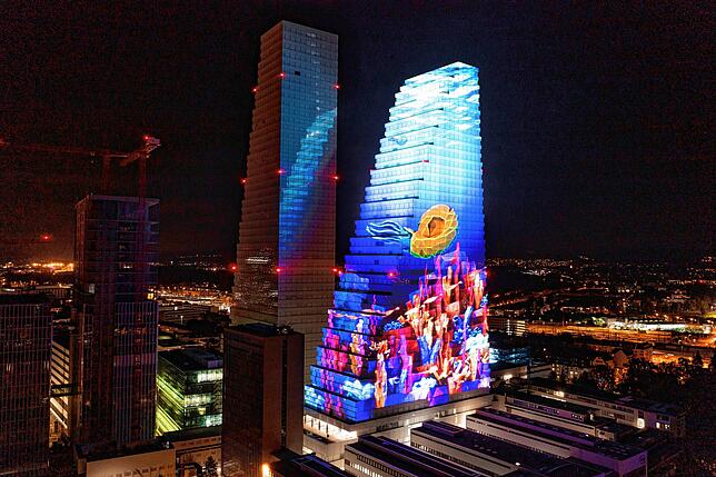 Bild 1: So spektakulär erstrahlt der Roche-Turm am Abend (mit Videos)