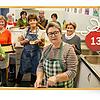Sie backen gemeinsam für den Weihnachtsmarkt: Rita Fechtig, Brigitte Maier, Helga und Renate Oßwald, Heidi Riede, Ulrike Schneider, Ines ...