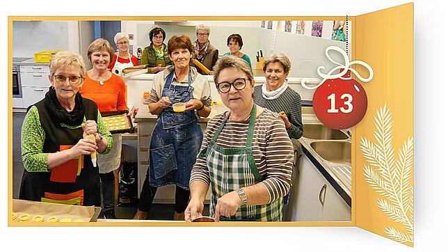 Sie backen gemeinsam für den Weihnachtsmarkt: Rita Fechtig, Brigitte Maier, Helga und Renate Oßwald, Heidi Riede, Ulrike Schneider, Ines ...