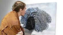 Ein Besucher erforscht eines der Kunstwerke.