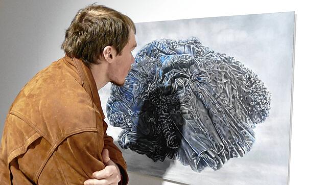 Ein Besucher erforscht eines der Kunstwerke.