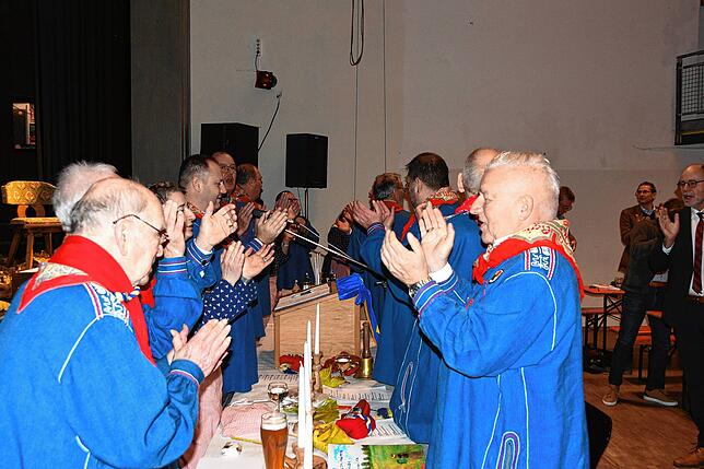 Der Hohe Rat der Poppele-Zunft macht bei Fasnachtsliedern Stimmung.