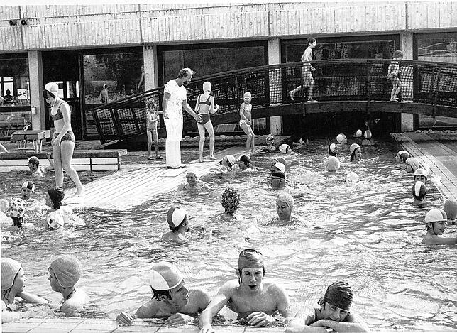 Das Tragen von Badekappen war auch in den 1980er Jahren (Foto) noch Pflicht im Freizeitbad Jakob.