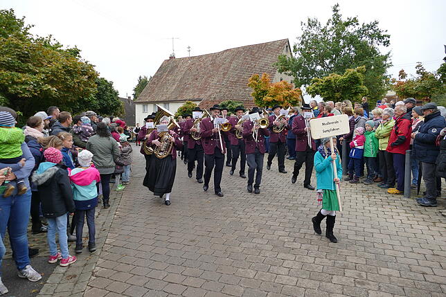 Bild 39: Tausende bejubeln beim Umzug des Kreiserntedankfestes die Leistung der Jugendlichen