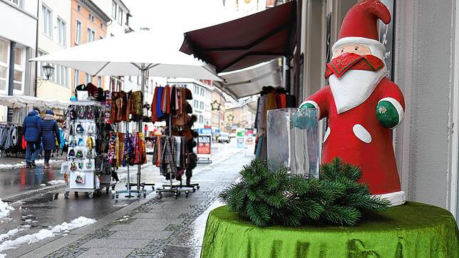 Eine leere Münsterstraße im Dezember: Den Überlinger Einzelhändlern steht ein Weihnachtsgeschäft mit ungewissem Ausgang bevor.