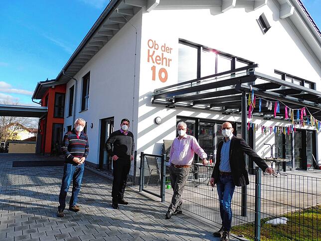 Hermann Schwarz (links) sowie Reinhold Engesser (Dritter von links) vom Vorstand der Kirchliche Sozialstation und Geschäftsführer Markus ...