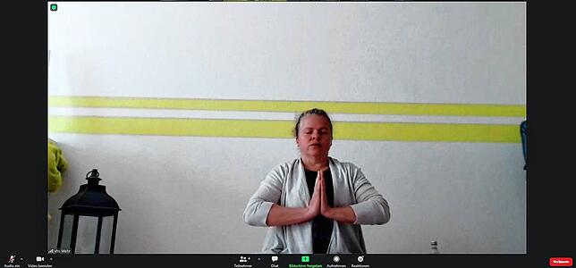 Kursleiterin Bianca Beck macht die Yoga-Übungen via Videoplattform Zoom vor.