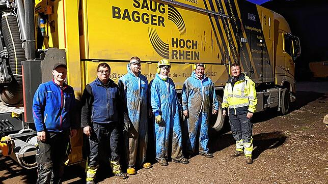 Bereits zum fünften Mal ist der Unternehmer Oliver Schapfel (rechts) mit seinen Leuten und einem Saugbagger nach Ahrweiler gereist, um ...