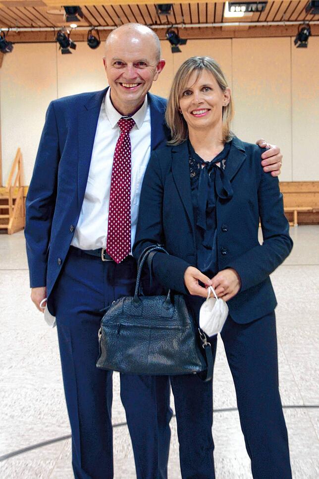 Der alte Bürgermeister ist auch der Neue. In Rickenbach wurde Dietmar Zäpernick, hier mit seiner Ehefrau Kristin, wiedergewählt.
