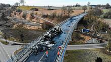Am Morgen nach dem tödlichen Unfall steht der ausgebrannte Lastwagen auf dem Urbachviadukt. Die Bundesstraße 30 wurde bis auf Weiteres ...