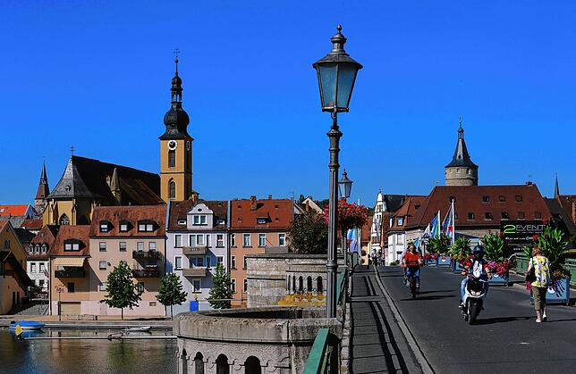 Kitzingen ist vor allem für seinen Stadtbalkon bekannt: Hier lassen sich beim sogenannten „Stadtschoppen“ an lauen ...