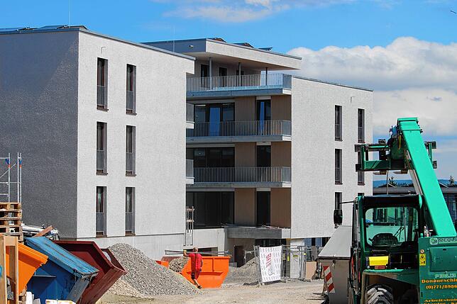 Hier sind die Gerüste bereits abgebaut, jetzt steht der Innenausbau der Gebäude an.
