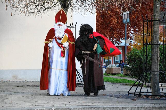 Neben dem vielfältigen Angebot der 21 Standbetreiber mit Selbstgemachtem wird der Nikolaus am Sonntag um 15 Uhr mit seinem Knecht ...