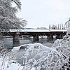 Was ein schönes Winterpanorama: Die Holzbrücke in Bad Säckingen ist schneeweiß