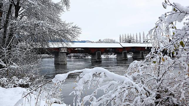 Was ein schönes Winterpanorama: Die Holzbrücke in Bad Säckingen ist schneeweiß