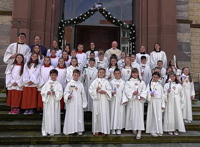 Am Sonntag, 27. April, sind 24 Kinder aus Bräunlingen zur Erstkommunion gegangen. Pfarrer. Schäuble hat den Gottesdienst gehalten. Thema ...