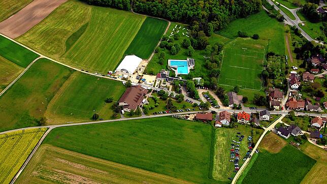 So sah der Bereich von Orsingen mit dem Schwimmbad im Mai 2006 aus. Das Freibad war einfach nur Freibad und vom Sportplatz sowie Feldern ...