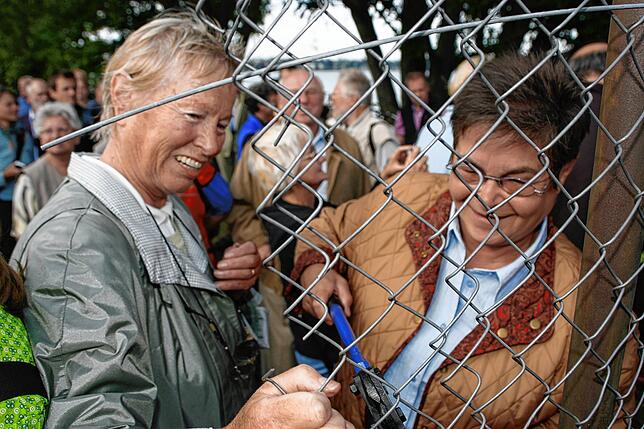 Edith Schweizer (links) sichert sich ein Stück Maschendrahtzaun (Aufnahme vom 16. August 2006).