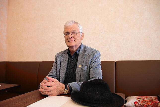 Elmar Braun in einem Meersburger Café: Der Alt-Grüne ist nun im Ruhenstand – hat aber auch da alle Hände voll zu tun.