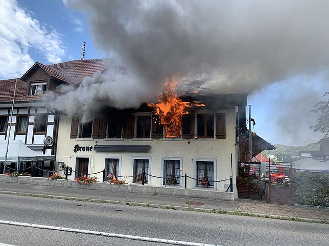 Brand des einzigen Gasthofs in Rietheim: Flammen lodern auf.
