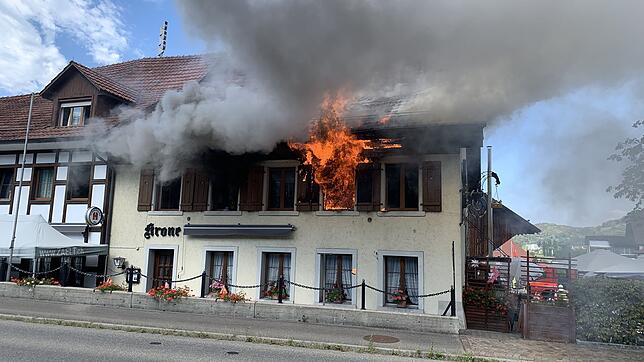 Brand des einzigen Gasthofs in Rietheim: Flammen lodern auf.
