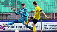 Den Schuss des Denkingers Marc Reichle parierte Torhüter Niklas Gasser. Dennoch unterlag der FV Walbertsweiler-Rengetsweiler den Gästen ...