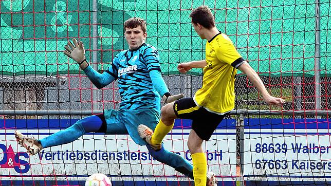 Den Schuss des Denkingers Marc Reichle parierte Torhüter Niklas Gasser. Dennoch unterlag der FV Walbertsweiler-Rengetsweiler den Gästen ...